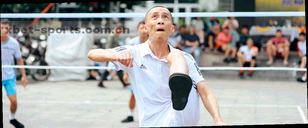 深色抽象数据纹理，规则网格与柔和光线构成信息保护意象